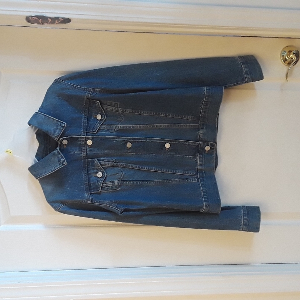 Excellent Condition Gap Medium Denim Jacket 100% … - image 1